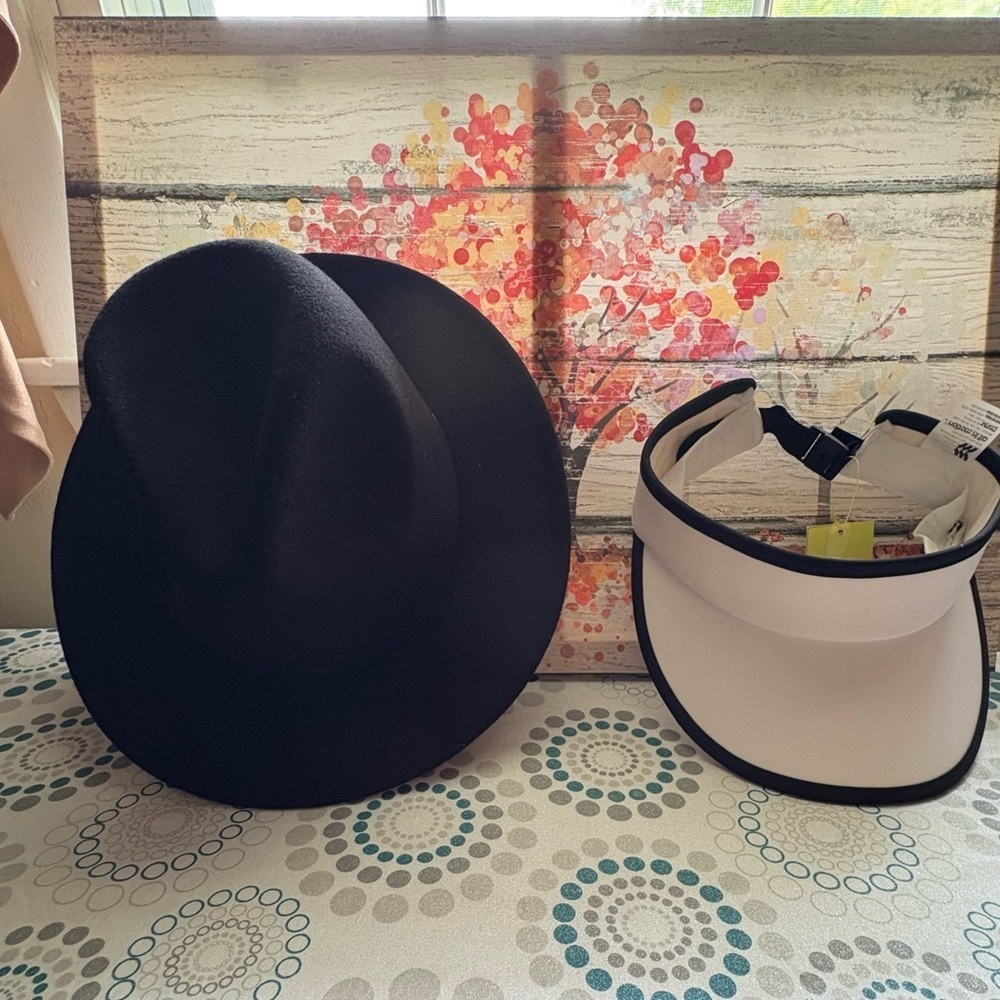 Universal Thread Black Fedor Hat
White & Black Tennis - Golf Visor
2 Hats